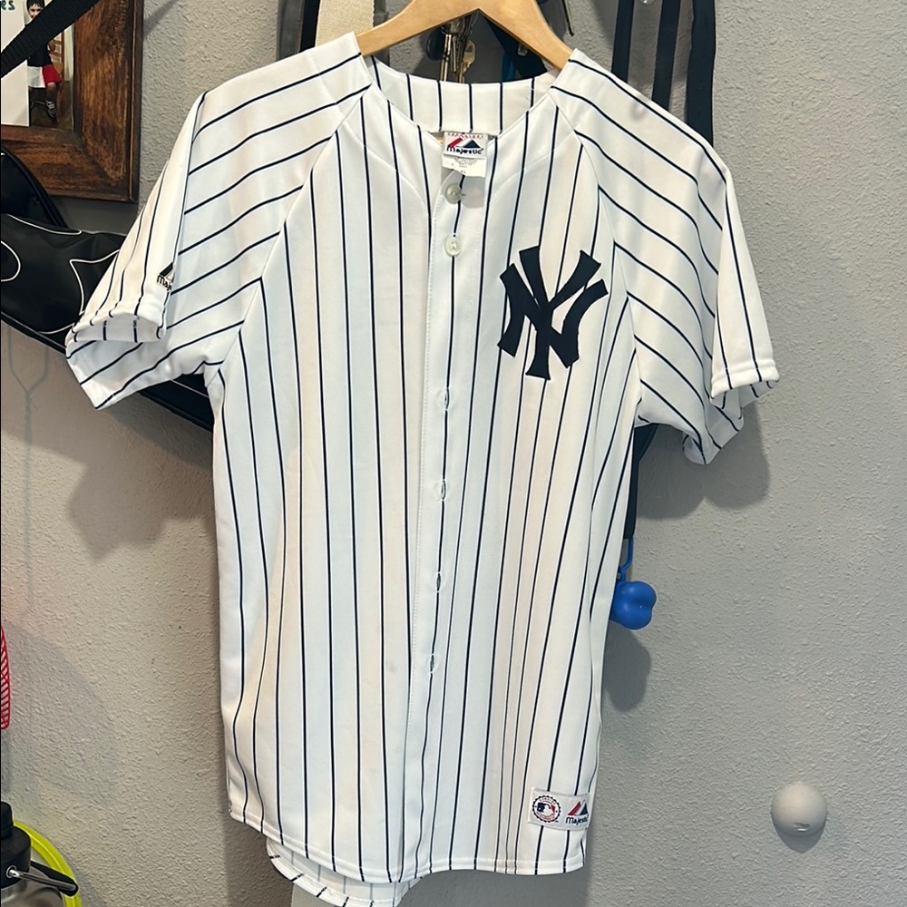 NYYankees boys XL White Pinstripe Baseball Jersey- preowned in great condition.